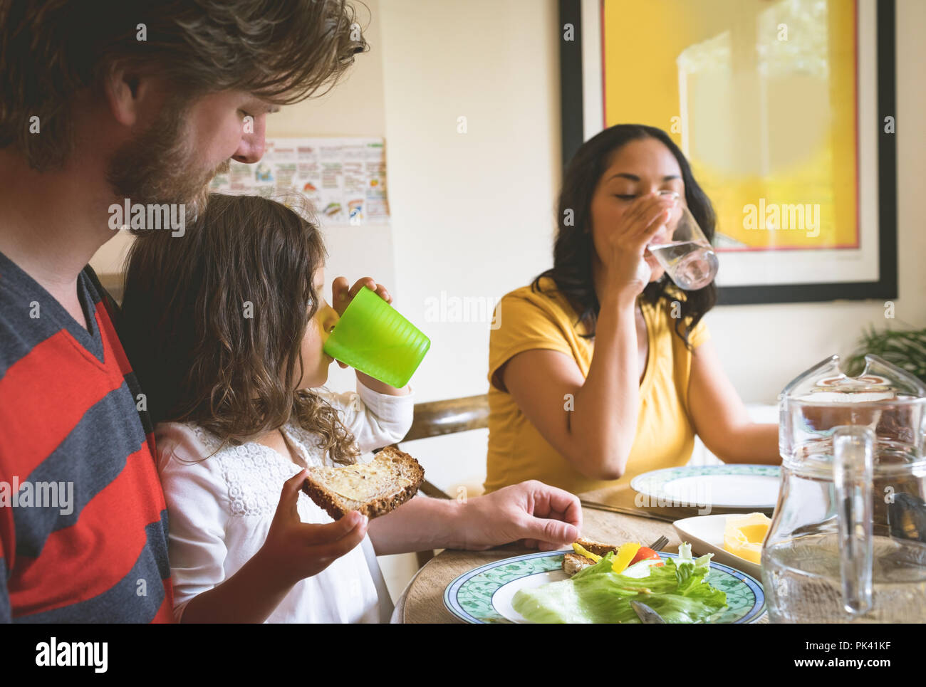 Familie ein Essen am Esstisch Stockfoto