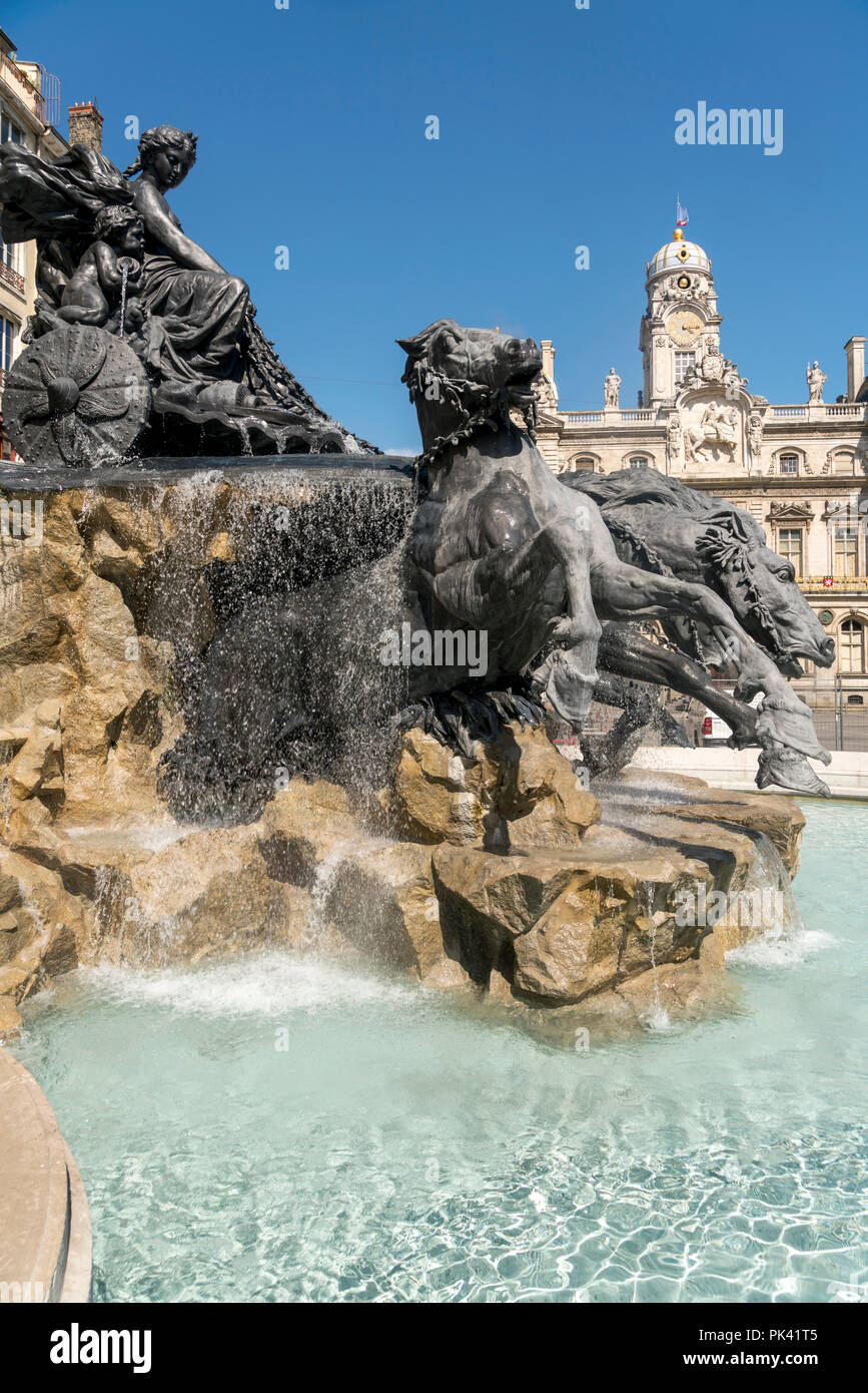 Bartholdi-Brunnen vor dem Rathaus auf dem Platz Place des Terreaux, Lyon, Auvergne-Rhone-Alpes, Frankreich | Die Fontaine Bartholdi und Lyon Stadt Ha Stockfoto