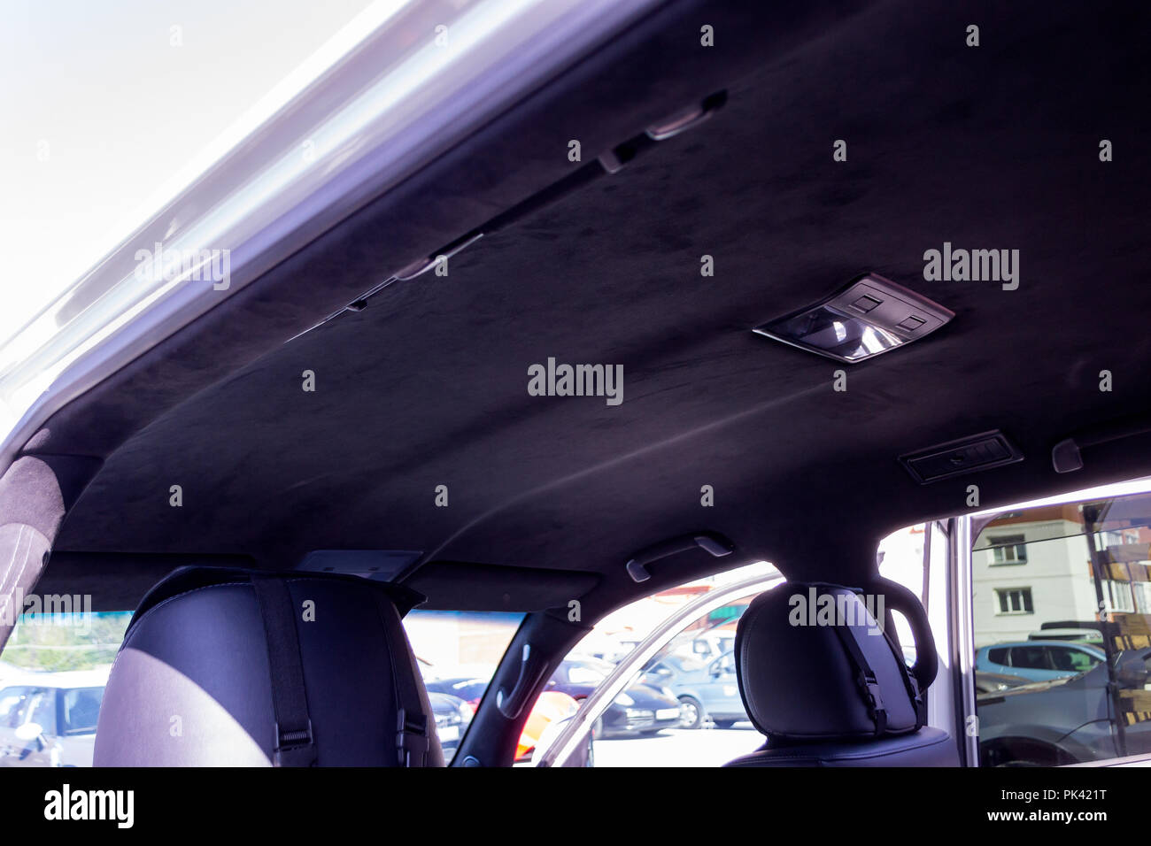 Die Decke der SUV-Auto Alcantara schwarz Material in der Werkstatt für  Tuning und Styling der Innenraum Stockfotografie - Alamy