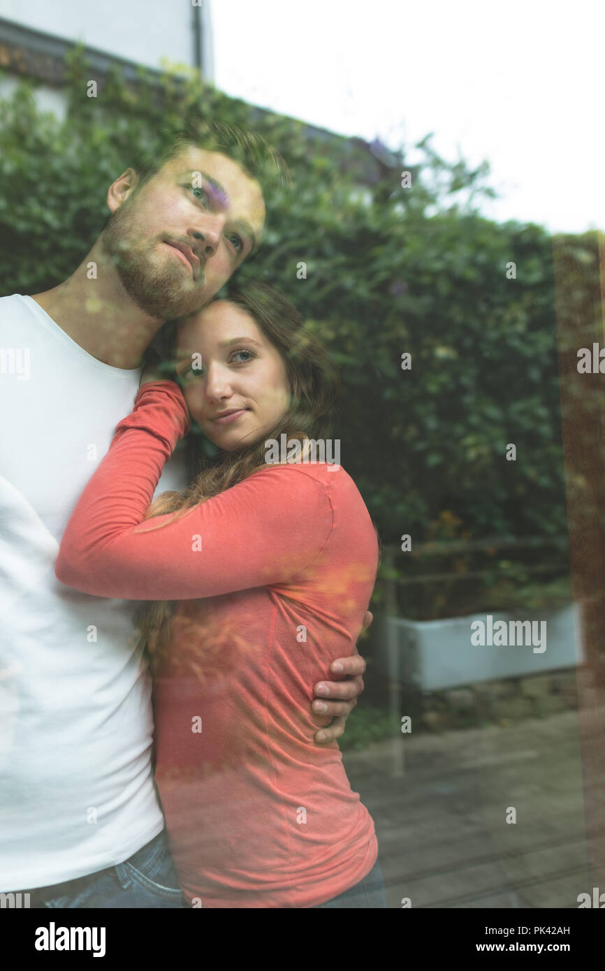 Paare zu Hause umarmen Stockfoto