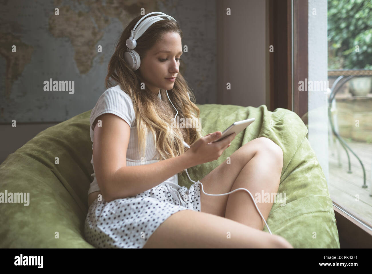 Frau Musik hören über Kopfhörer zu Hause Stockfoto