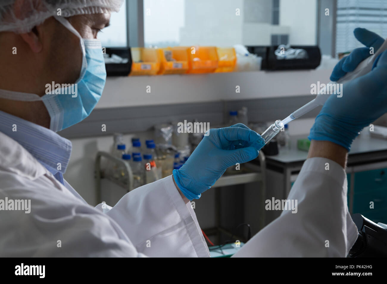 Wissenschaftlerin im Labor experimentieren Stockfoto