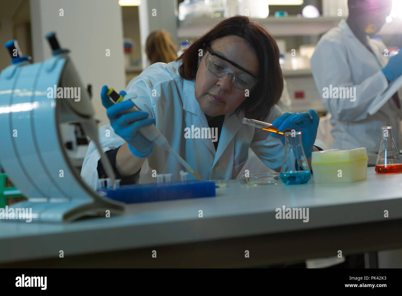 Wissenschaftlerin mit Pipette im Labor Stockfoto