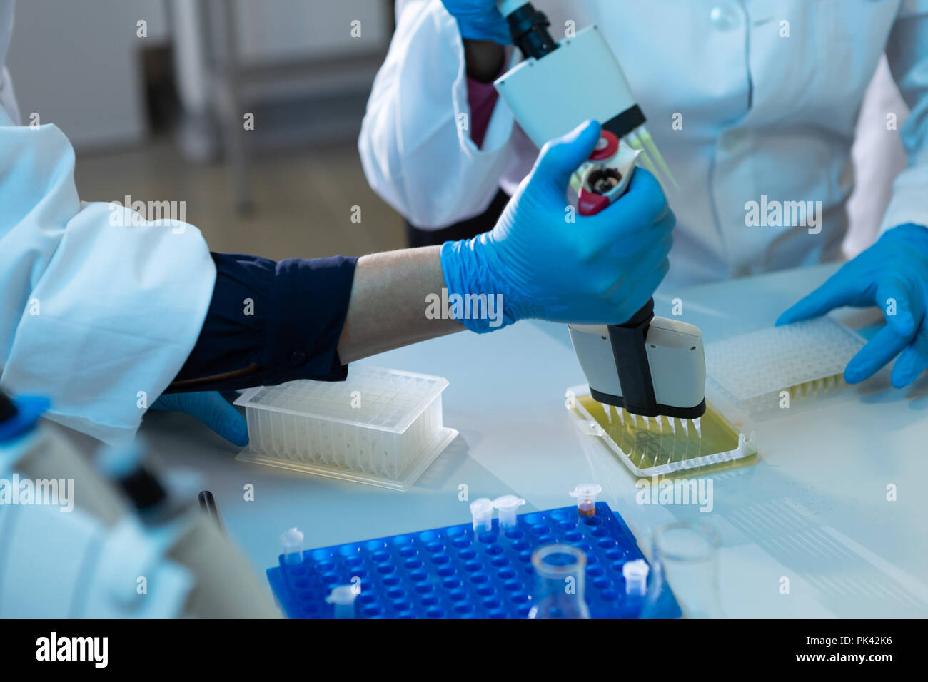 Wissenschaftlerinnen mit Pipette im Labor Stockfoto