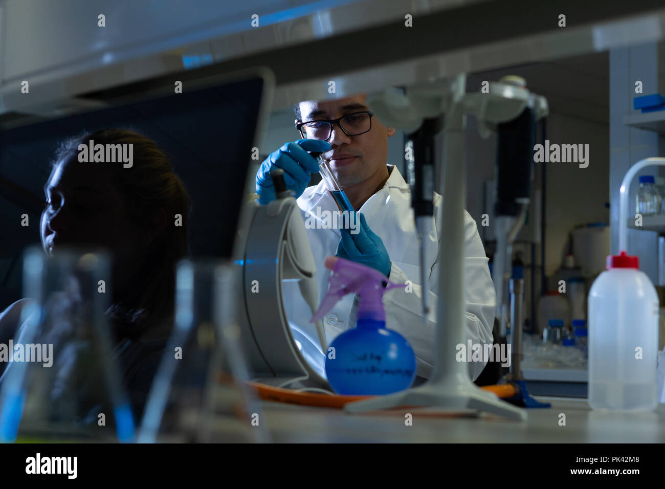 Männliche Wissenschaftler im Labor experimentieren Stockfoto