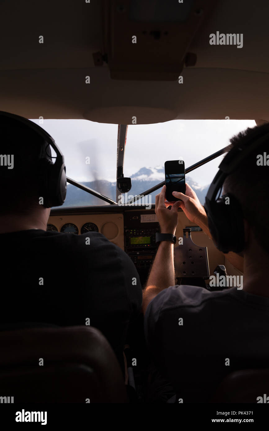 Piloten fliegen Flugzeuge während die co-pilot die Bilder mit Handy Stockfoto