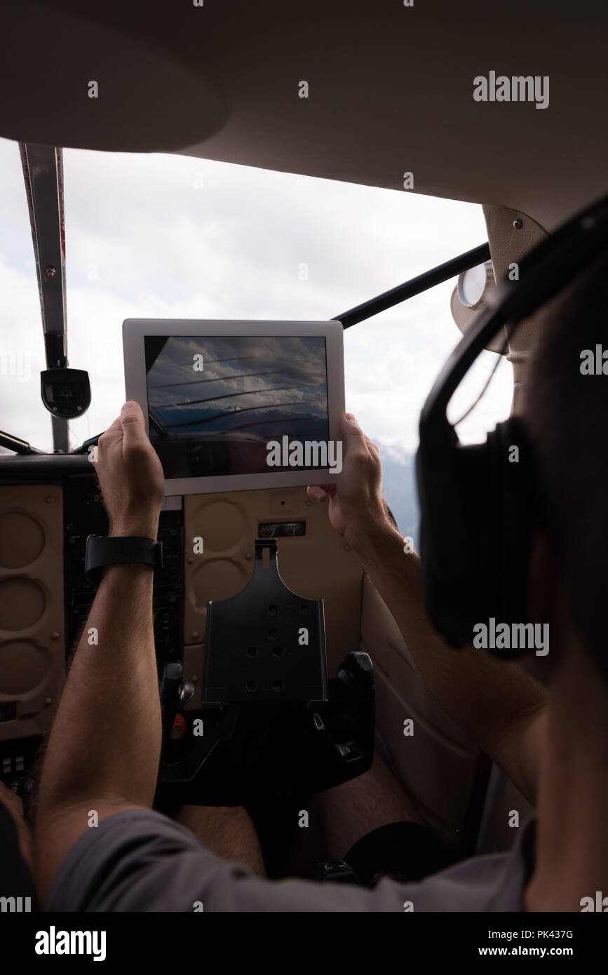 Pilot Fotografieren mit digitalen Tisch beim Fliegen Stockfoto