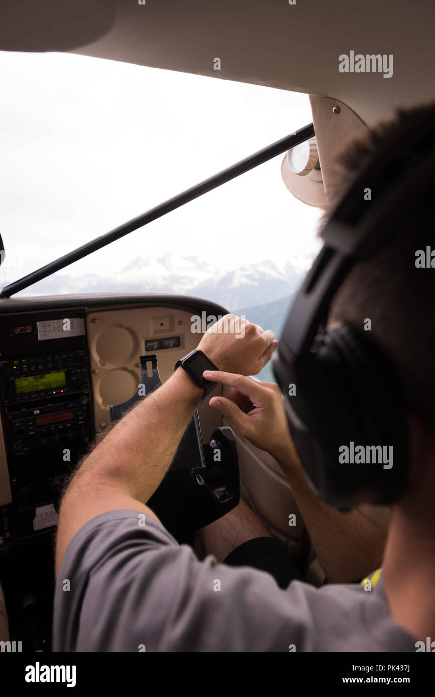 Mit smartwatch beim Fliegen Pilot Stockfoto