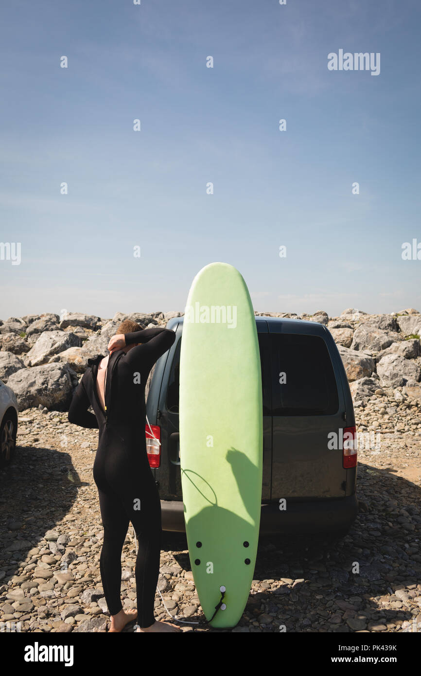 Surfer tragen Anzüge, in der Nähe vom Strand Stockfoto