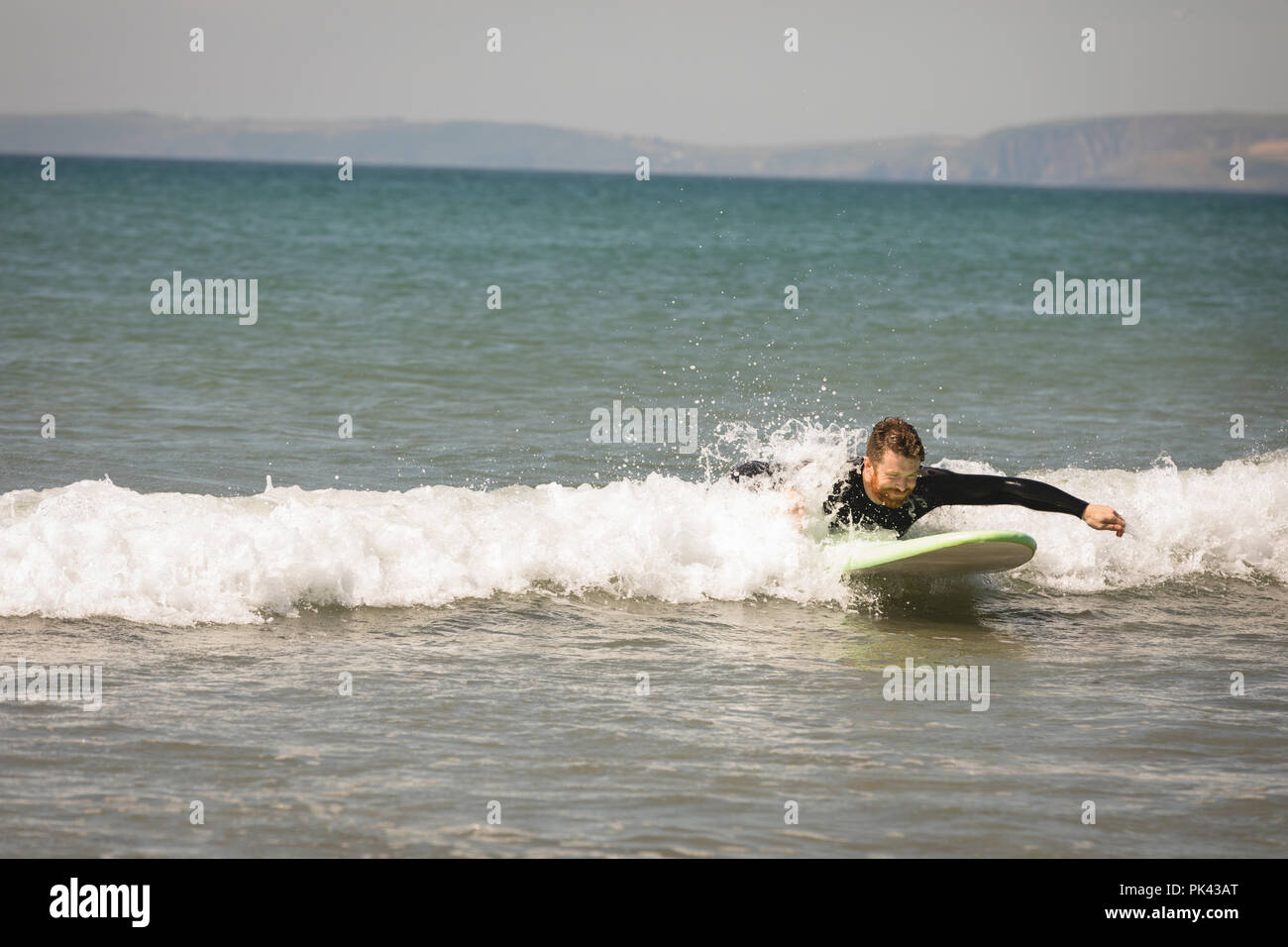 Surfer Surfen auf Meerwasser Stockfoto