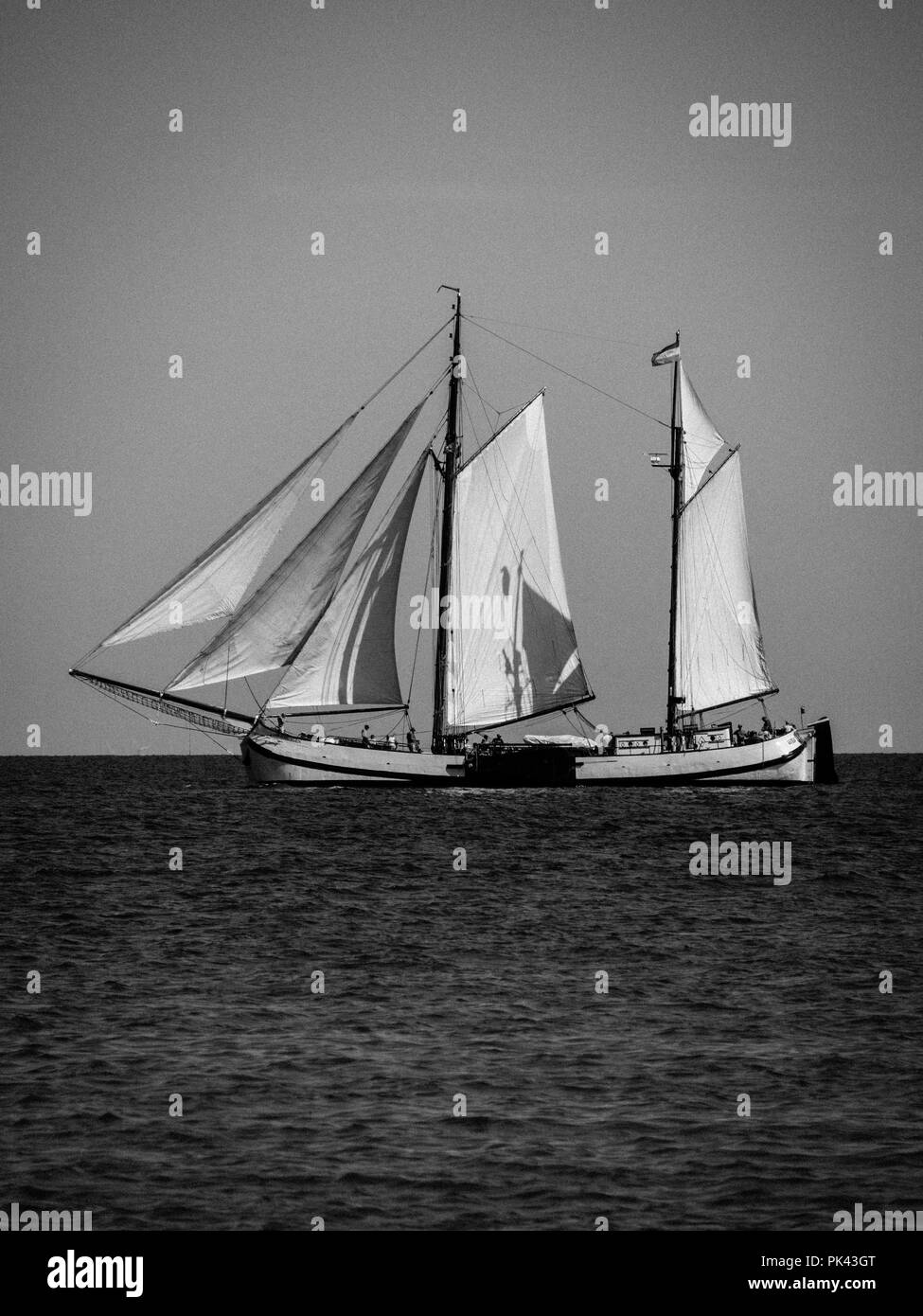 Schwarze und weiße Landschaft, altes Segelboot, Møns Klint, berühmte Kreidefelsen, Insel Mons, Dänemark, Europa. Stockfoto