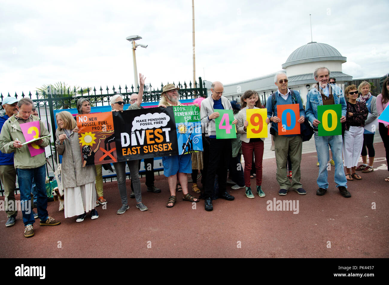 Hastings, East Sussex. Aufstieg für den Klimawandel. Bei Unterschriften zu sammeln, um den Druck zu East Sussex Council aus Investitionen in fossile Brennstoffe zu veräußern. Stockfoto