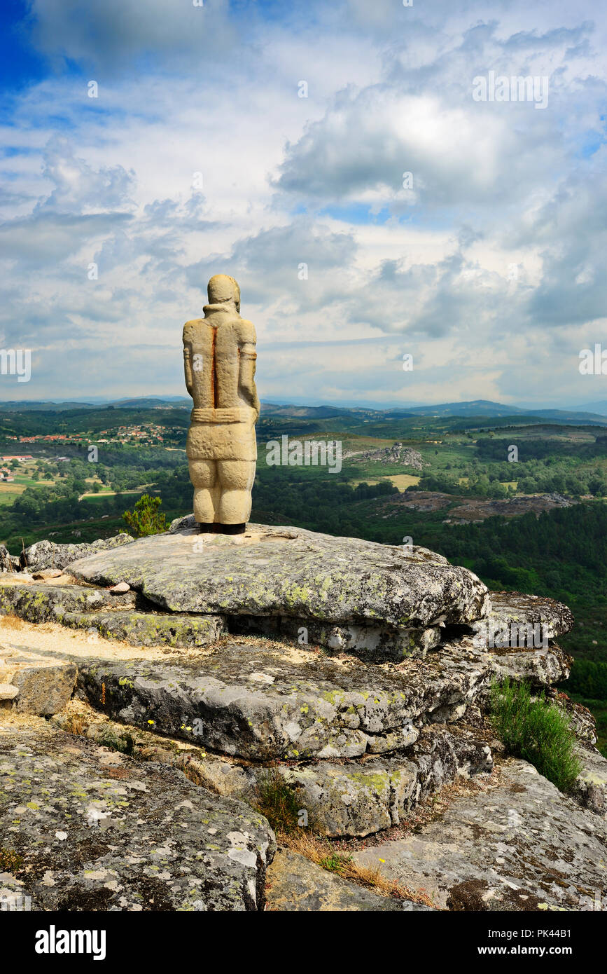 Ein galizisch-lusitanischen Warrior beobachten Sie den Horizont auf der Oberseite der Eisenzeit Beilegung von Outeiro Lesenho auf 1073 m. Boticas, Tras-os-Montes. Portugal Stockfoto