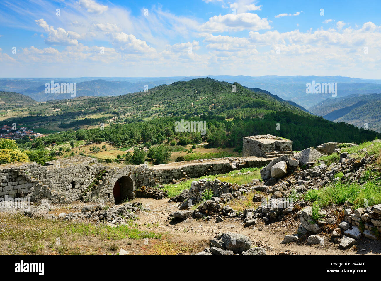 Das Schloss von Carrazeda de Ansiaes, aus dem 12. Jahrhundert, mit Blick auf den Douro Tal. Alto Douro, Portugal Stockfoto