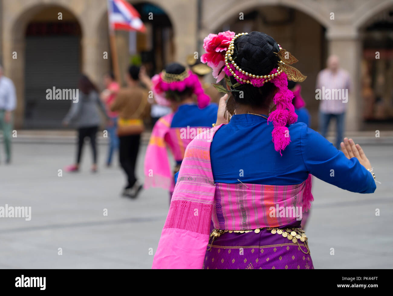 Thai Folk Dance Group Stockfotografie - Alamy