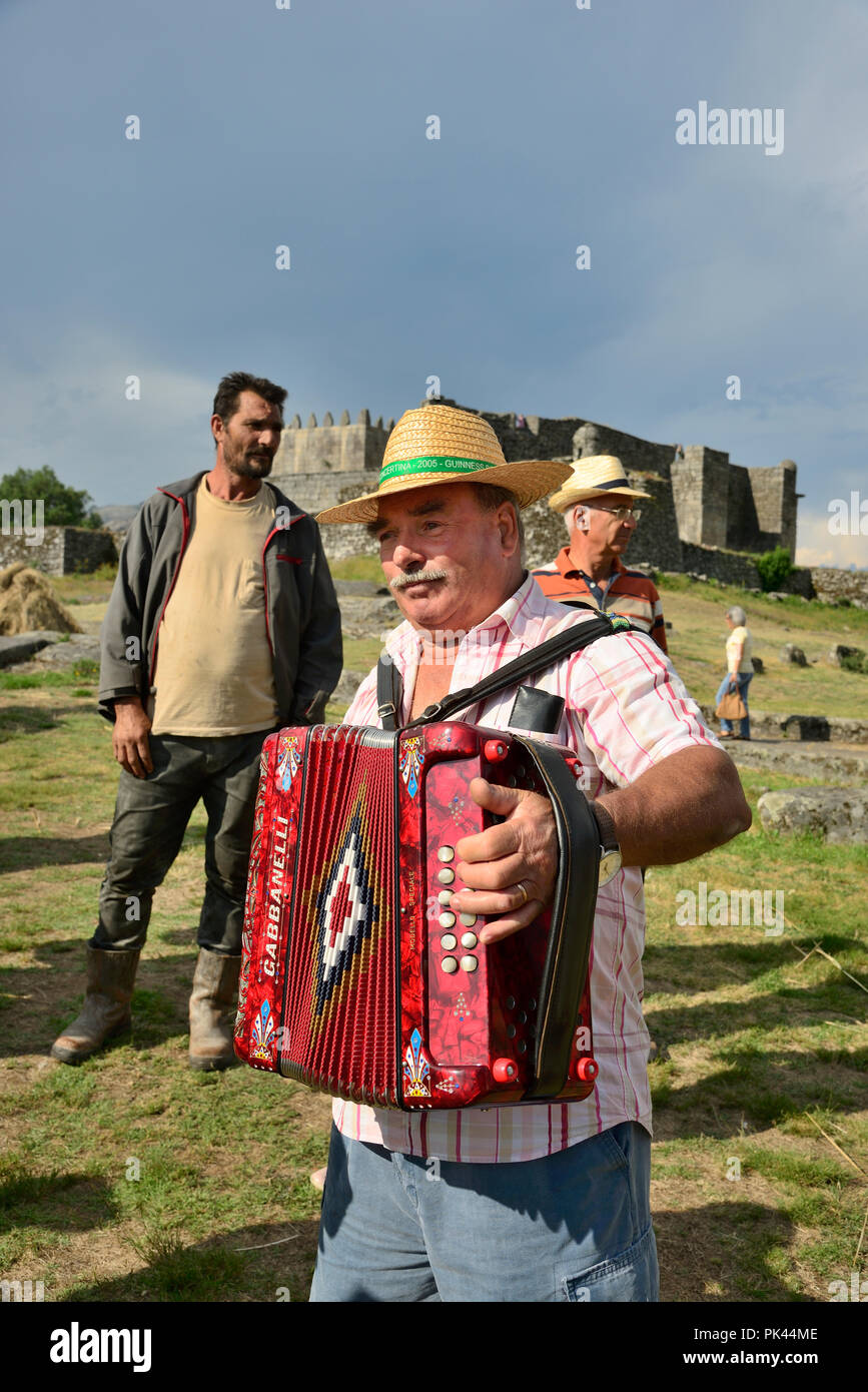 Musiker spielen traditionelle Musik während der Roggen Harvest Festival. Lindoso, Peneda Geres National Park. Alto Minho, Portugal Stockfoto