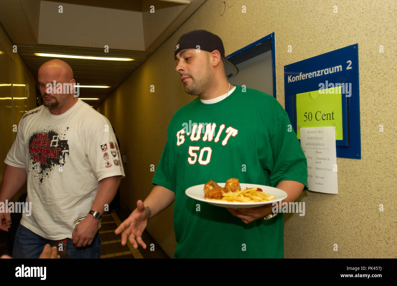 50 Cent, amerikanischer Gangsta-rapper und Wittlich, bei einem Konzert in Hamburg (Alsterdorfer Sporthalle) hinter der Bühne, Deutschland 2003. American Gangsta Rapper und Schauspieler 50 Cent bei Hamburg (Alsterdorfer Sporthalle) Backstage, Deutschland 2003 leben. | Verwendung weltweit Stockfoto