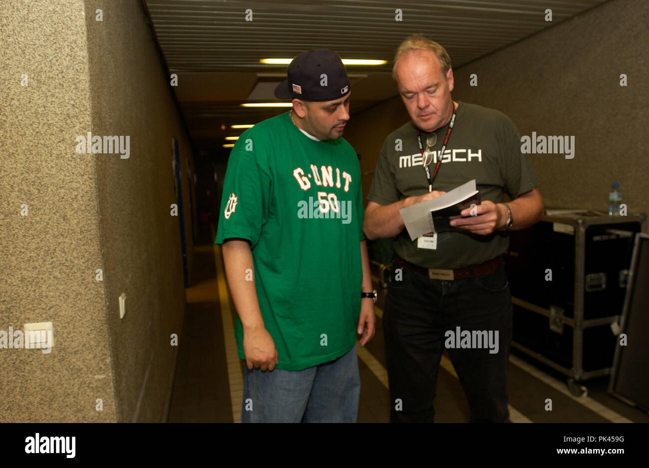 50 Cent, amerikanischer Gangsta-rapper und Wittlich, bei einem Konzert in Hamburg (Alsterdorfer Sporthalle) hinter der Bühne, Deutschland 2003. American Gangsta Rapper und Schauspieler 50 Cent bei Hamburg (Alsterdorfer Sporthalle) Backstage, Deutschland 2003 leben. | Verwendung weltweit Stockfoto
