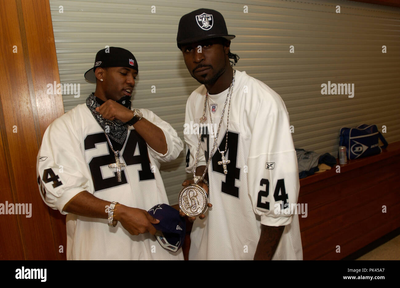 50 Cent, amerikanischer Gangsta-rapper und Wittlich, bei einem Konzert in Hamburg (Alsterdorfer Sporthalle) hinter der Bühne, Deutschland 2003. American Gangsta Rapper und Schauspieler 50 Cent bei Hamburg (Alsterdorfer Sporthalle) Backstage, Deutschland 2003 leben. | Verwendung weltweit Stockfoto