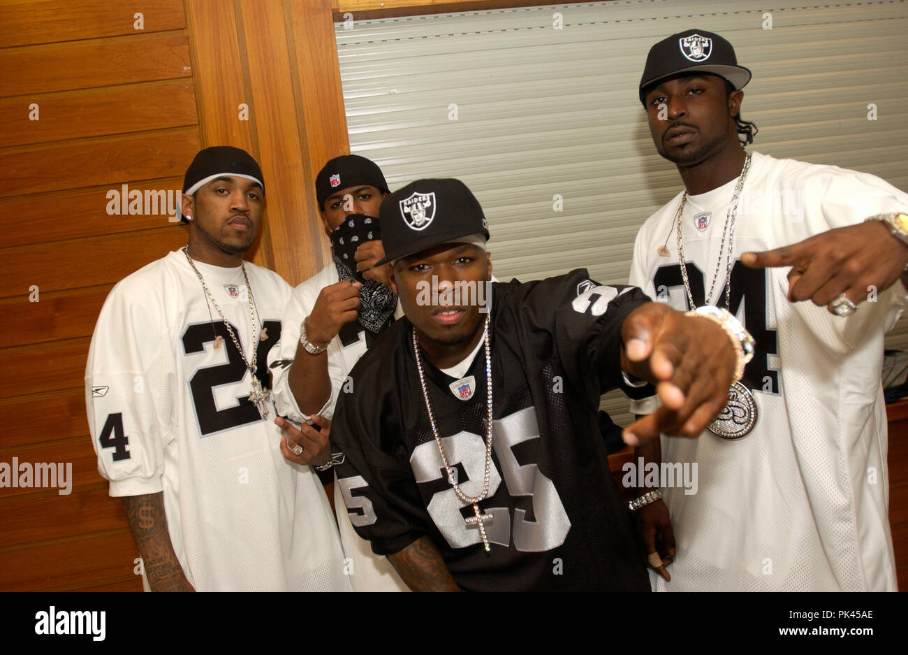 50 Cent, amerikanischer Gangsta-rapper und Wittlich, bei einem Konzert in Hamburg (Alsterdorfer Sporthalle) hinter der Bühne, Deutschland 2003. American Gangsta Rapper und Schauspieler 50 Cent bei Hamburg (Alsterdorfer Sporthalle) Backstage, Deutschland 2003 leben. | Verwendung weltweit Stockfoto