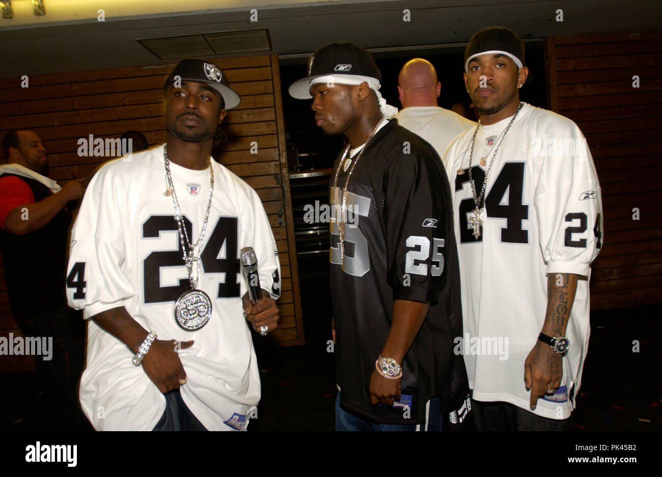 50 Cent, amerikanischer Gangsta-rapper und Wittlich, bei einem Konzert in Hamburg (Alsterdorfer Sporthalle) hinter der Bühne, Deutschland 2003. American Gangsta Rapper und Schauspieler 50 Cent bei Hamburg (Alsterdorfer Sporthalle) Backstage, Deutschland 2003 leben. | Verwendung weltweit Stockfoto