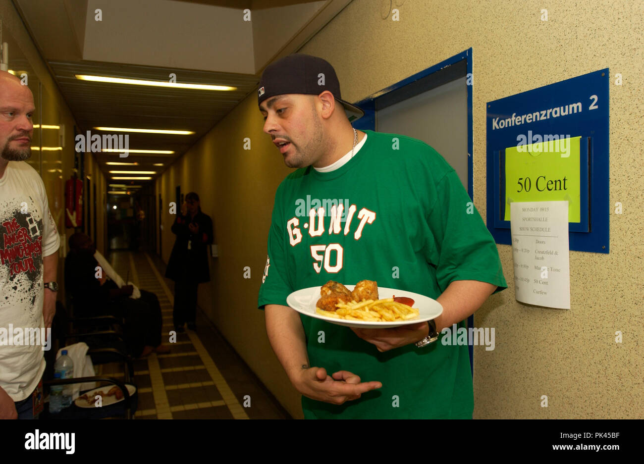 50 Cent, amerikanischer Gangsta-rapper und Wittlich, bei einem Konzert in Hamburg (Alsterdorfer Sporthalle) hinter der Bühne, Deutschland 2003. American Gangsta Rapper und Schauspieler 50 Cent bei Hamburg (Alsterdorfer Sporthalle) Backstage, Deutschland 2003 leben. | Verwendung weltweit Stockfoto
