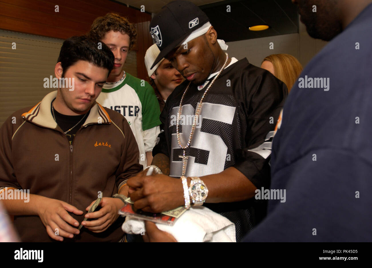 50 Cent, amerikanischer Gangsta-rapper und Wittlich, bei einem Konzert in Hamburg (Alsterdorfer Sporthalle) hinter der Bühne, Deutschland 2003. American Gangsta Rapper und Schauspieler 50 Cent bei Hamburg (Alsterdorfer Sporthalle) Backstage, Deutschland 2003 leben. | Verwendung weltweit Stockfoto