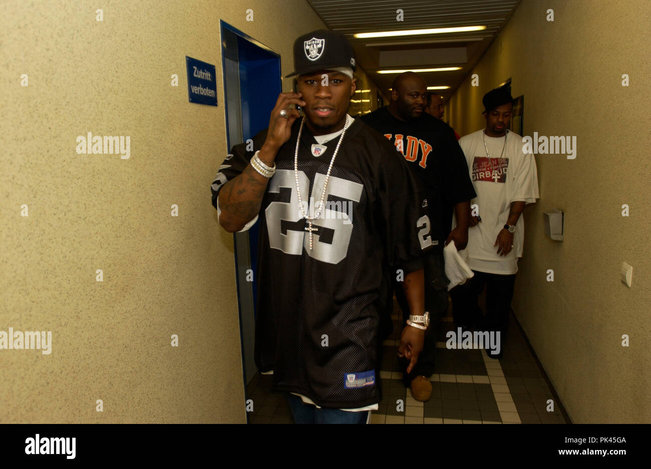50 Cent, amerikanischer Gangsta-rapper und Wittlich, bei einem Konzert in Hamburg (Alsterdorfer Sporthalle) hinter der Bühne, Deutschland 2003. American Gangsta Rapper und Schauspieler 50 Cent bei Hamburg (Alsterdorfer Sporthalle) Backstage, Deutschland 2003 leben. | Verwendung weltweit Stockfoto