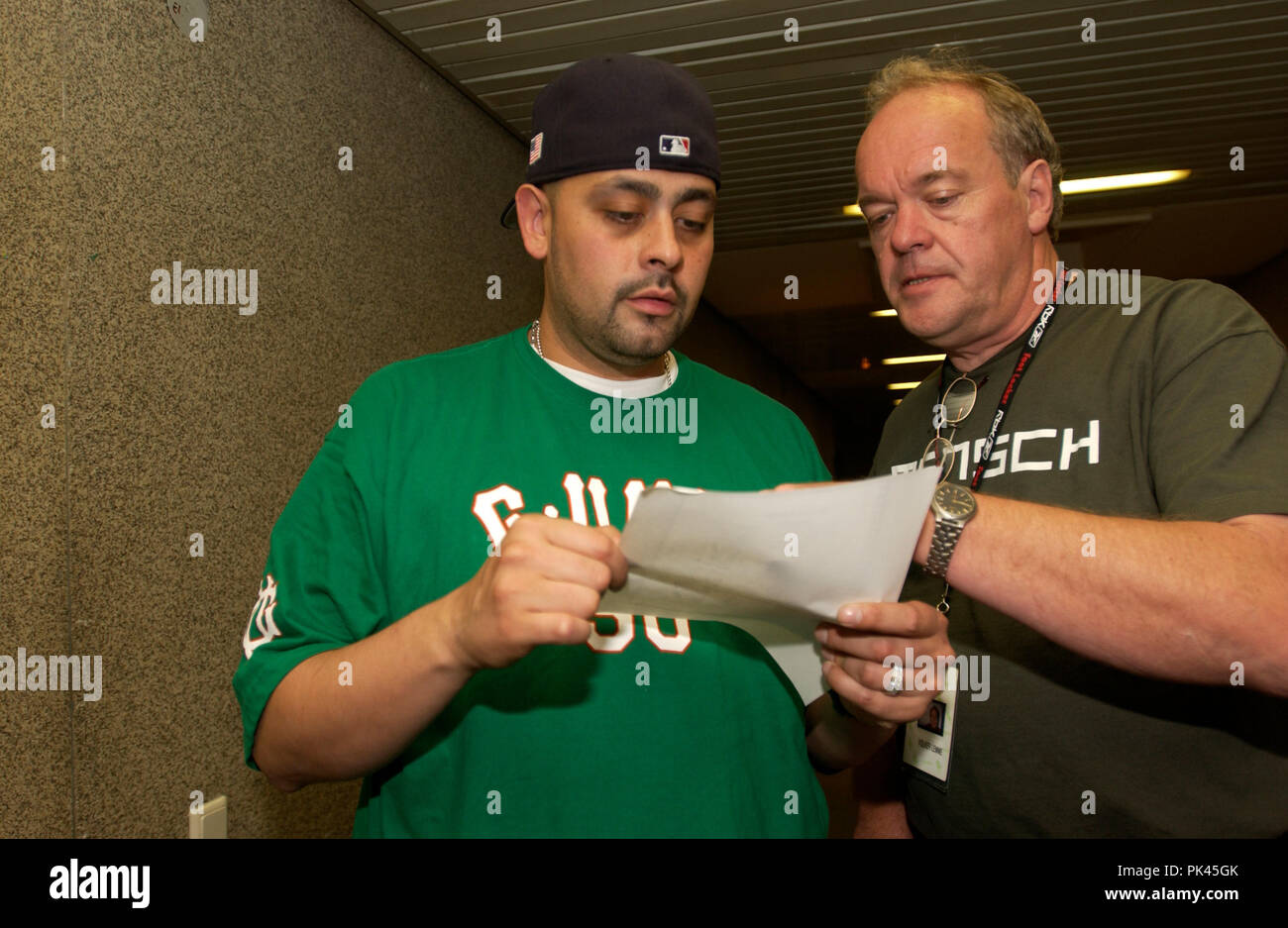 50 Cent, amerikanischer Gangsta-rapper und Wittlich, bei einem Konzert in Hamburg (Alsterdorfer Sporthalle) hinter der Bühne, Deutschland 2003. American Gangsta Rapper und Schauspieler 50 Cent bei Hamburg (Alsterdorfer Sporthalle) Backstage, Deutschland 2003 leben. | Verwendung weltweit Stockfoto