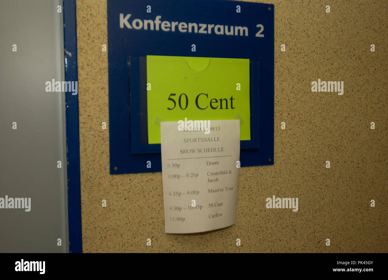 50 Cent, amerikanischer Gangsta-rapper und Wittlich, bei einem Konzert in Hamburg (Alsterdorfer Sporthalle) hinter der Bühne, Deutschland 2003. American Gangsta Rapper und Schauspieler 50 Cent bei Hamburg (Alsterdorfer Sporthalle) Backstage, Deutschland 2003 leben. | Verwendung weltweit Stockfoto