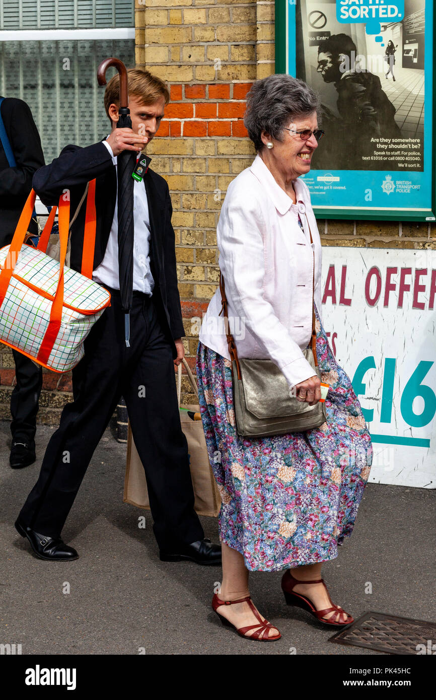 Opera Fans kommen in Lewes Station auf dem Weg nach Glyndebourne Opera House zu sehen, eine Performance von Vanessa, Lewes, Sussex, UK Stockfoto