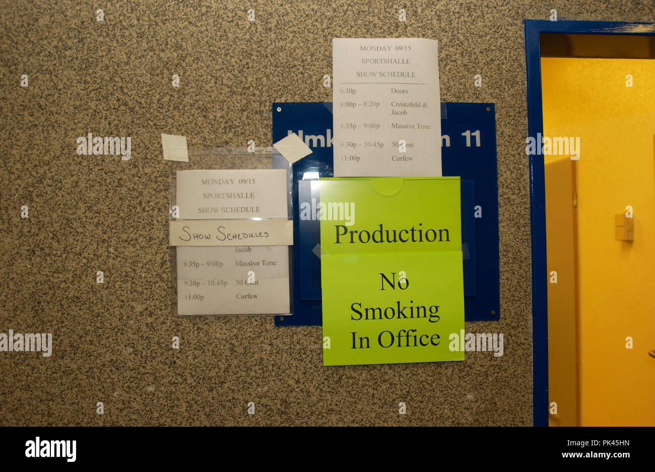 50 Cent, amerikanischer Gangsta-rapper und Wittlich, bei einem Konzert in Hamburg (Alsterdorfer Sporthalle) hinter der Bühne, Deutschland 2003. American Gangsta Rapper und Schauspieler 50 Cent bei Hamburg (Alsterdorfer Sporthalle) Backstage, Deutschland 2003 leben. | Verwendung weltweit Stockfoto