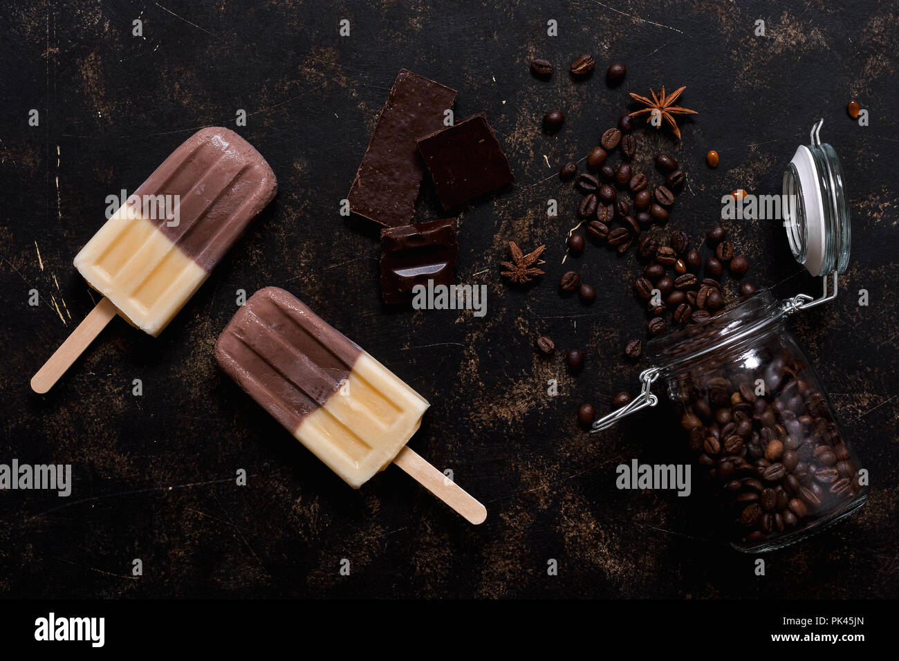 Doppel Eis auf einem Stick braun-beige. Eis Kaffee auf einem dunklen ...