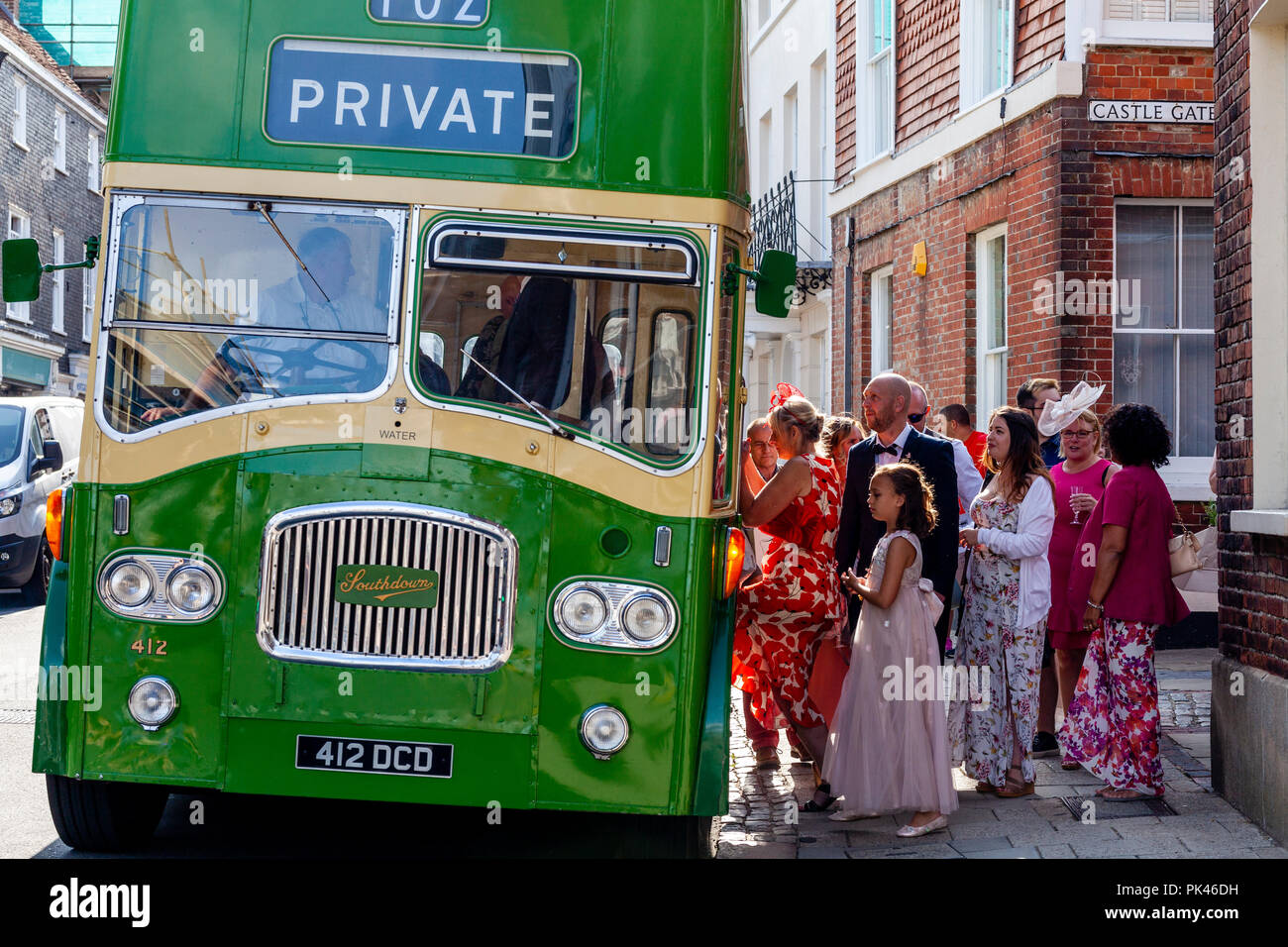 Hochzeit Gäste an Bord eines traditionellen Bus, Lewes, East Sussex, Großbritannien Stockfoto