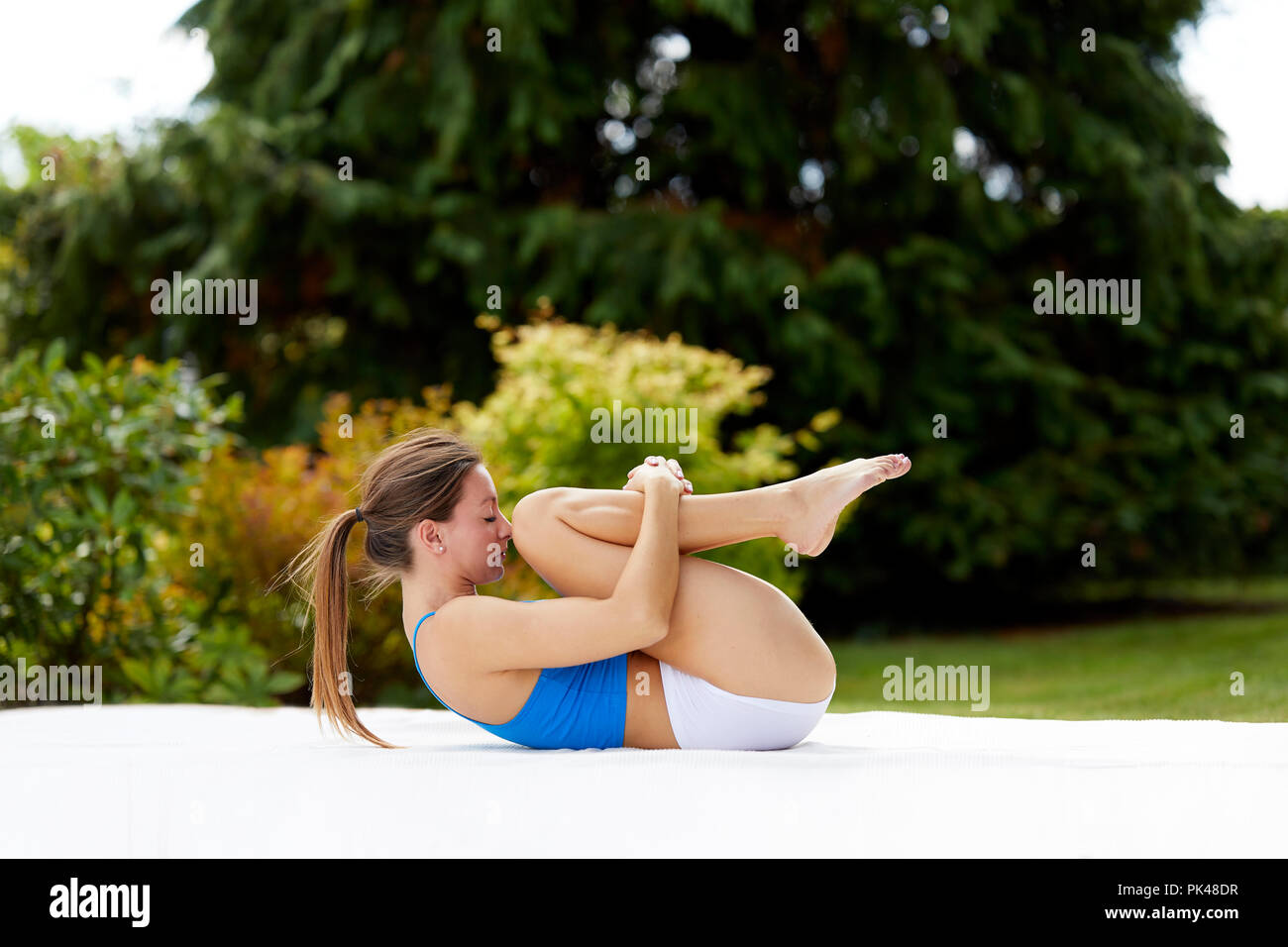 Mädchen üben Yoga im Freien Stockfoto