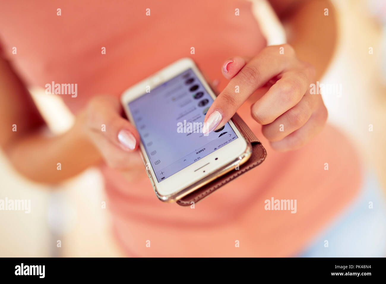 Nahaufnahme von Frau Messaging auf Ihrem Telefon Stockfoto