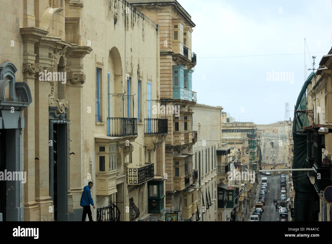 Die wunderschöne Insel Malta, eine schmale Straße mit eleganten historischen Gebäuden, in der schönen Stadt Valletta. Stockfoto