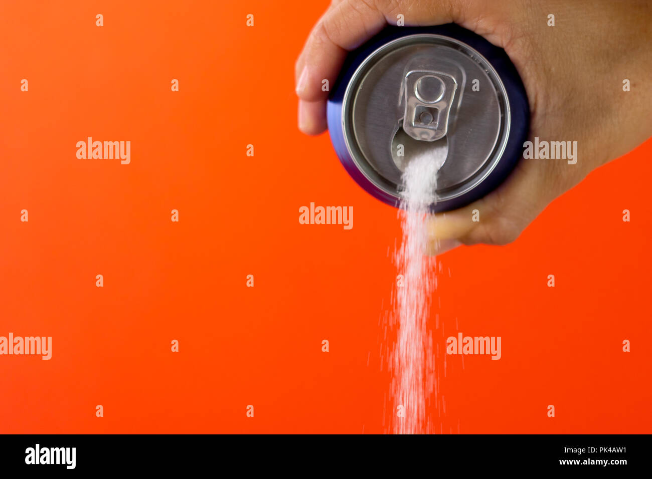 Hand mit Soda kann Gießen viel Zucker in der Metapher der Zuckergehalt einer erfrischen Drink in ungesunde Ernährung, Diät, süß und kohlensäurehaltige Getränke Stockfoto