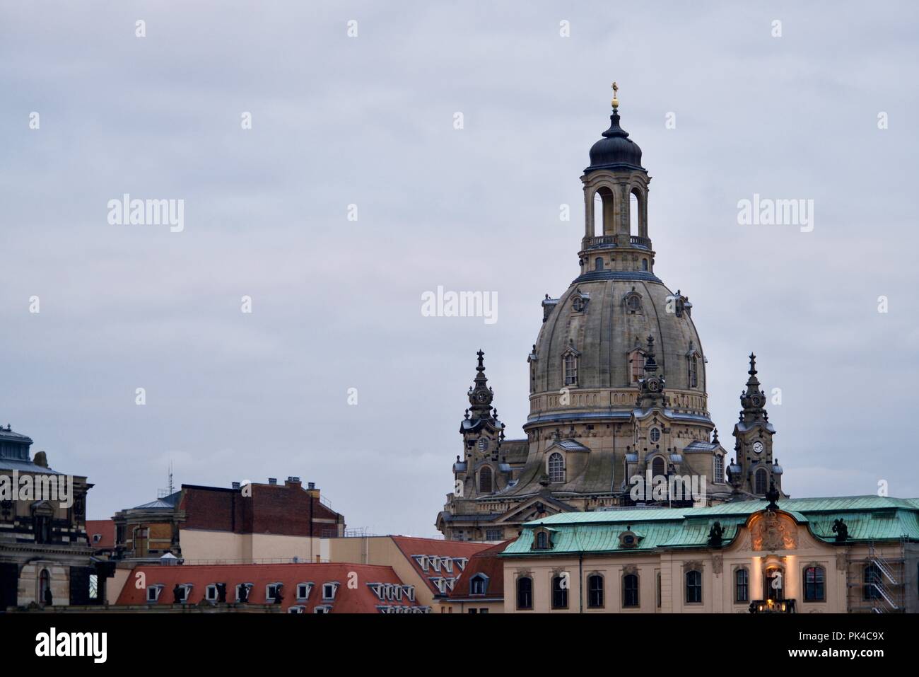 Turm der Frauenkirche in Dresden am Abend Stockfoto