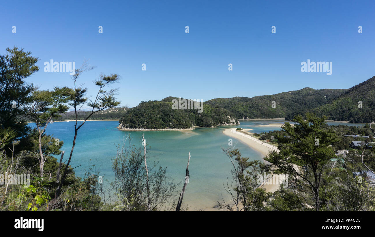 Blick auf Abel Tasman - South Pacific Pristine Blau mit klaren blauen Himmel Stockfoto