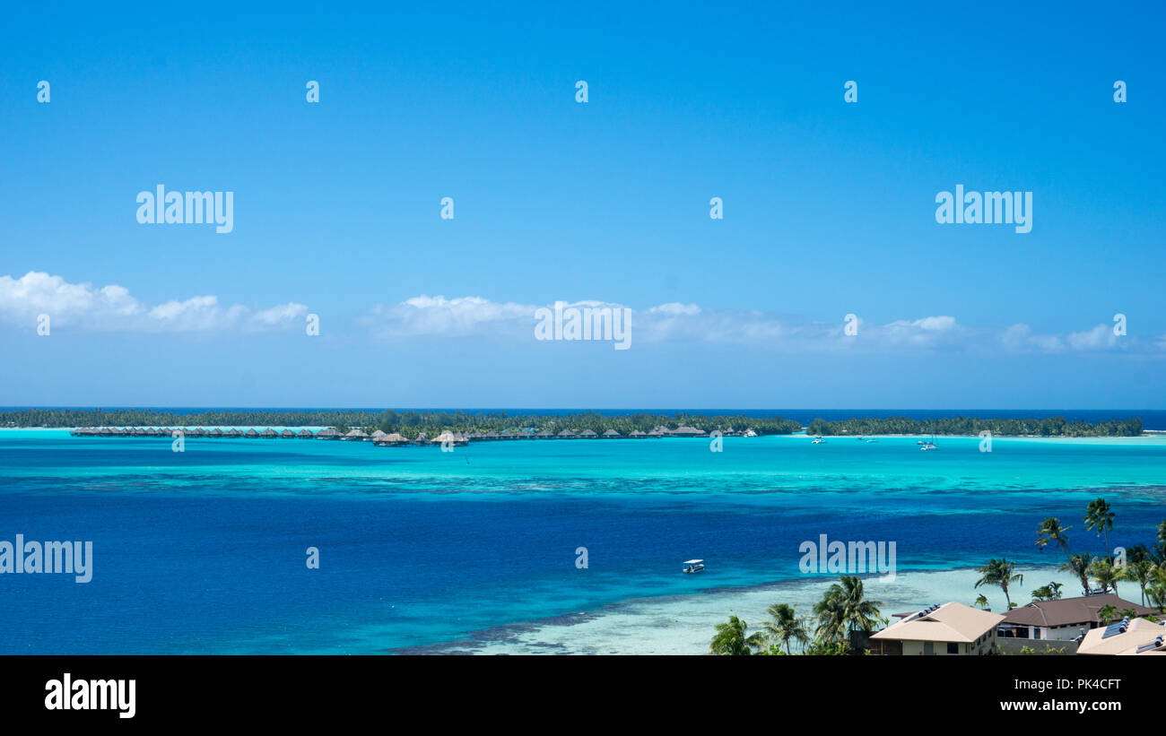 Bora Bora unberührten Blue Lagoon mit Overwater Bungalow Blick, Französisch Polynesien Stockfoto