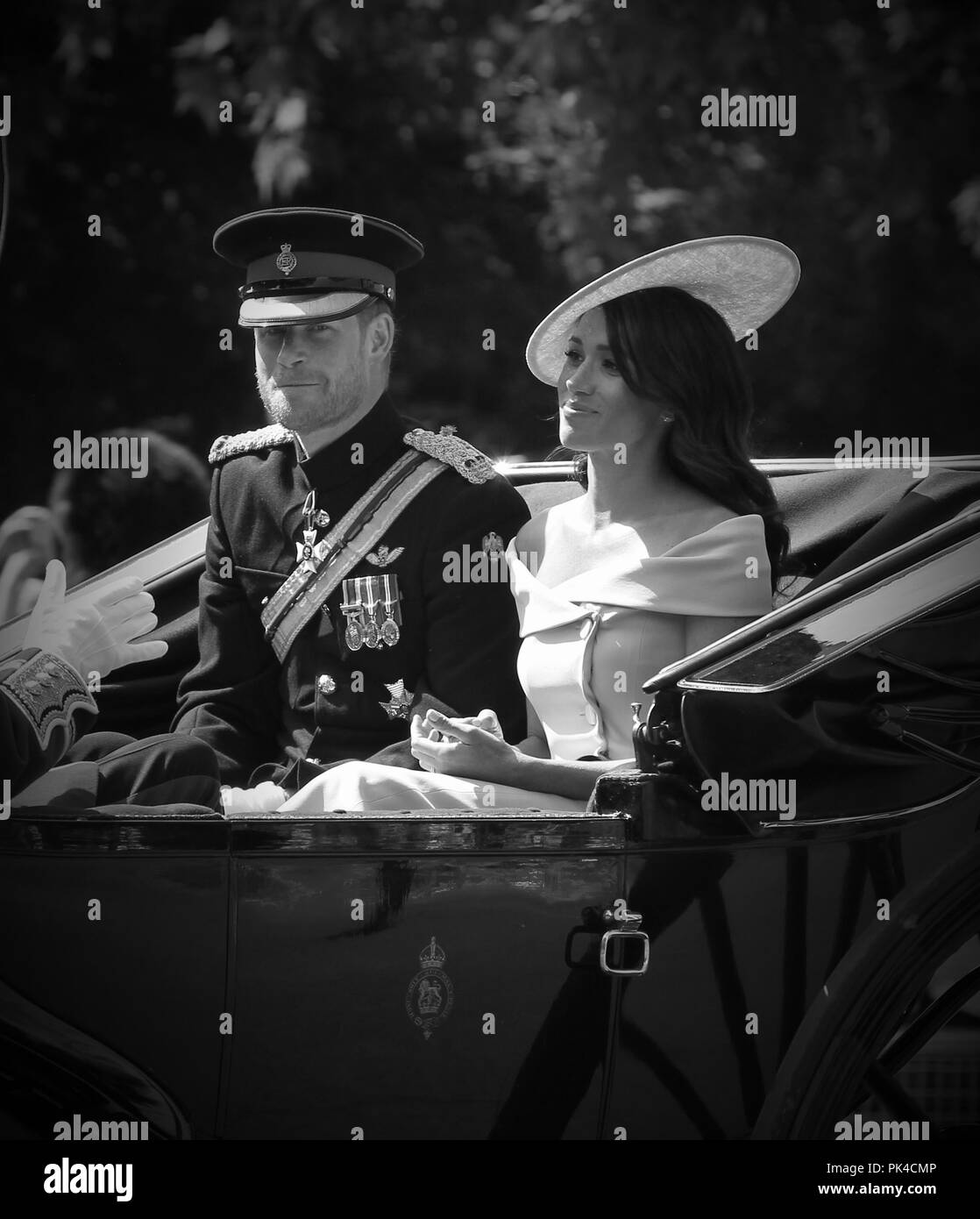 LONDON - 09 Jun, 2018: Prinz Harry, Herzog von Sussex und Meghan, Herzogin von Sussex im Jahr 2018 Die Farbe auf der Mall in London (Bild digital geändert werden Schwarzweiß) Stockfoto