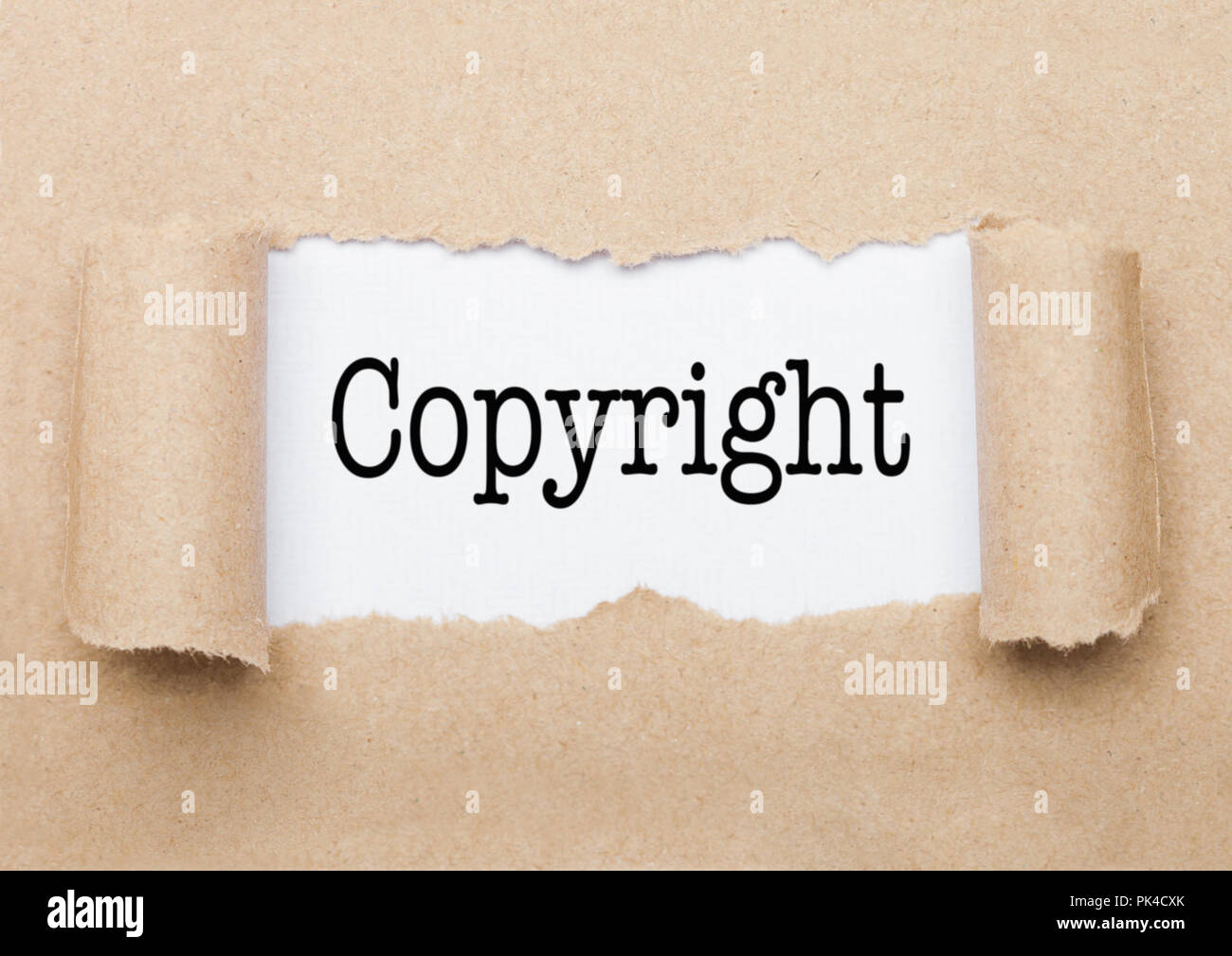 Copyright Konzept Text hinter zerrissen braunes Papier Umschlag angezeigt Stockfoto