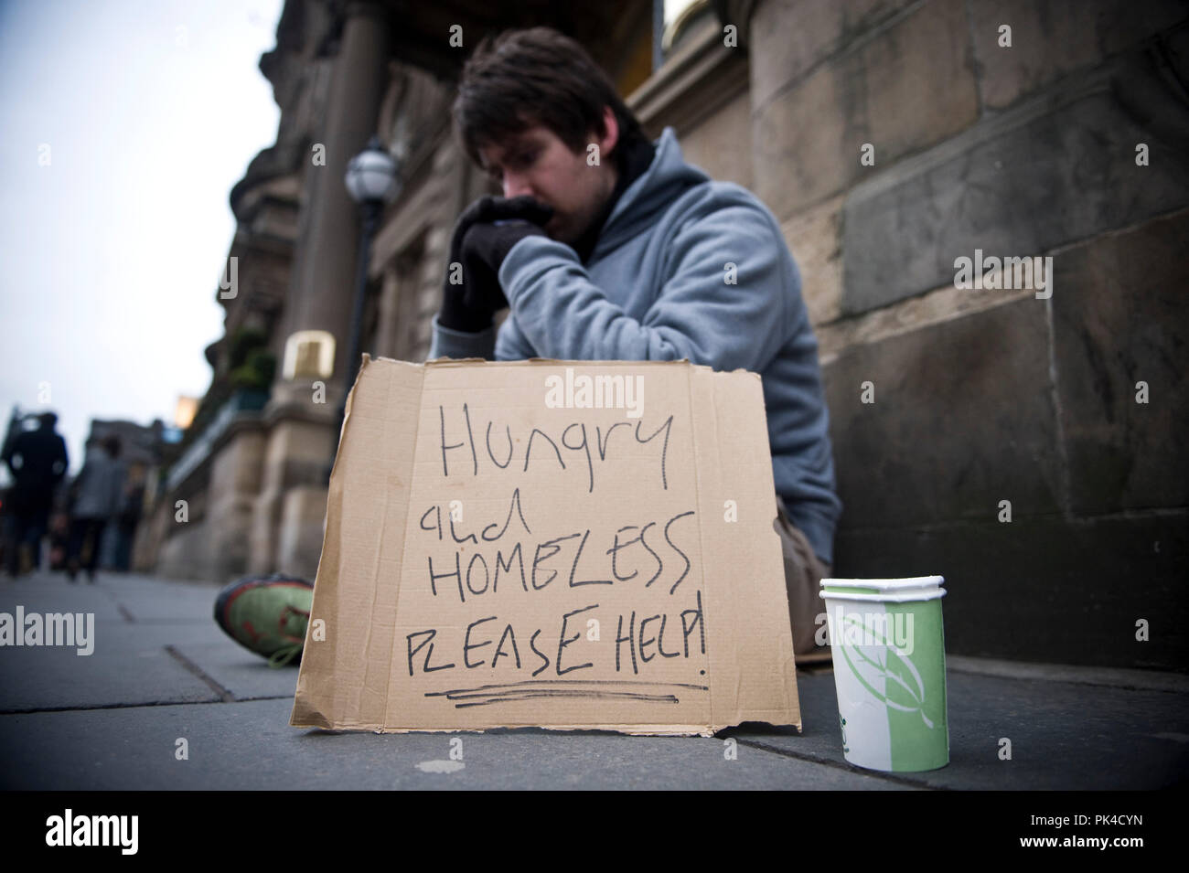 Reporter Mark McLaughlin verbringt einige Zeit auf der Straße, um das Leben als Obdachloser zu erleben. Bettelnder Bettler Bild: Aus Stockfoto