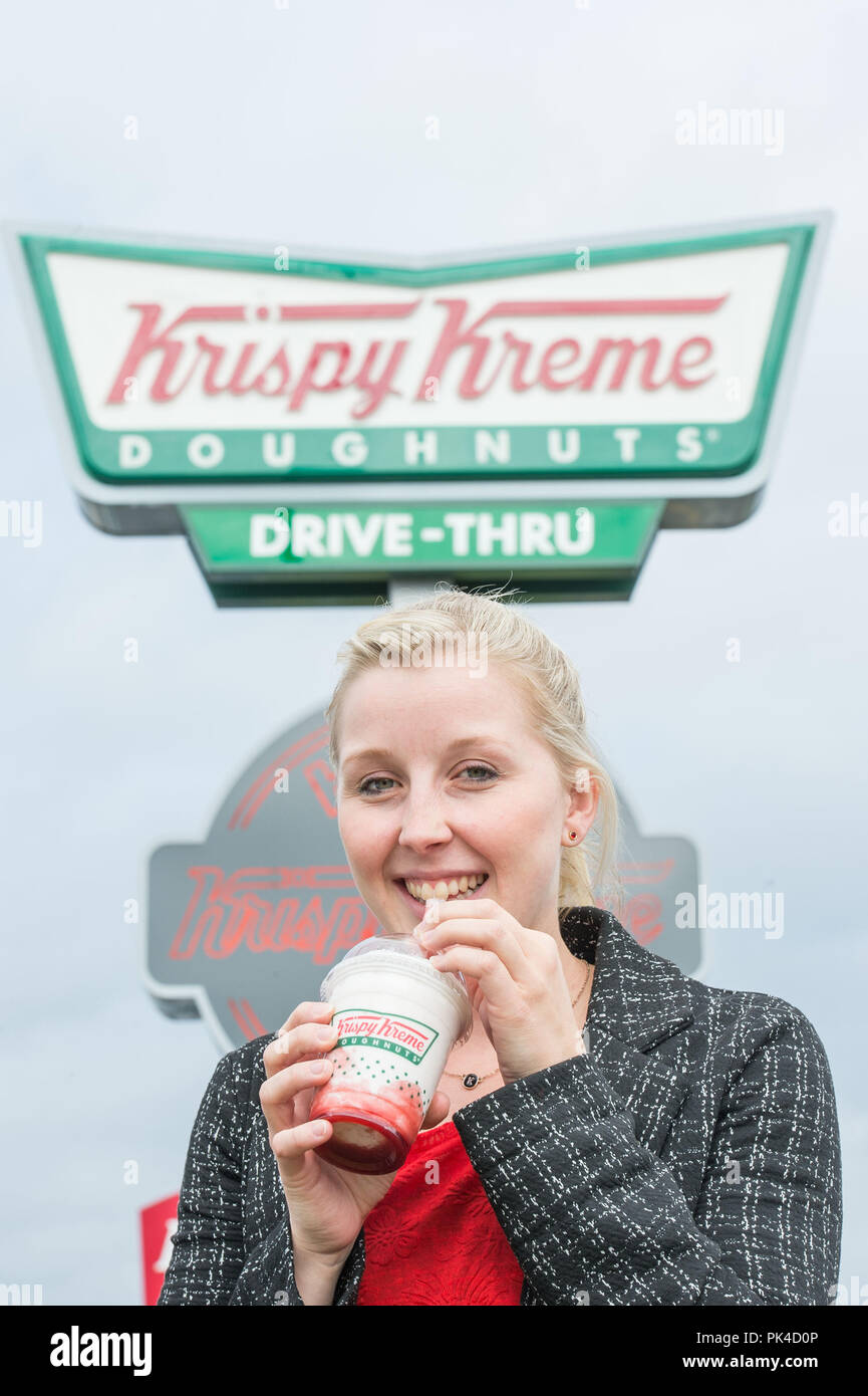 Die Abendreporterin Kaye Nicholson probiert die neuen Krispy Kreme Milkshakes, die 1000 Kalorien enthalten Stockfoto