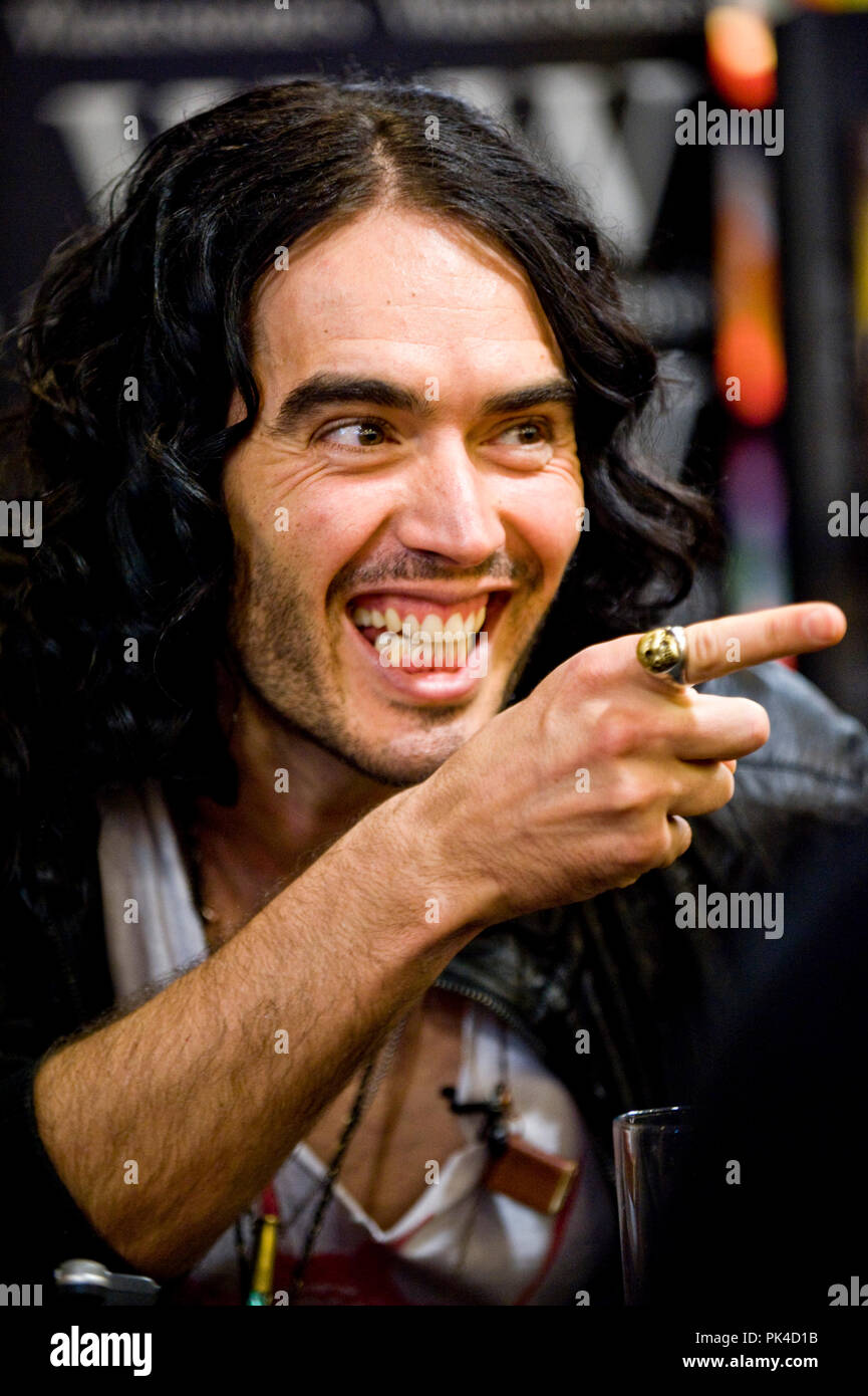 Russell Brand in seinem Edinburgh, Waterstones, Ocean Terminal, unterzeichnet für die Einführung seiner neuen Autobiografie „Booky Woo Stockfoto