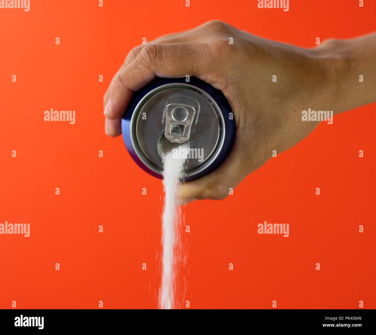 Hand mit Soda kann Gießen viel Zucker in der Metapher der Zuckergehalt einer erfrischen Drink in ungesunde Ernährung, Diät, süß und kohlensäurehaltige Getränke Stockfoto