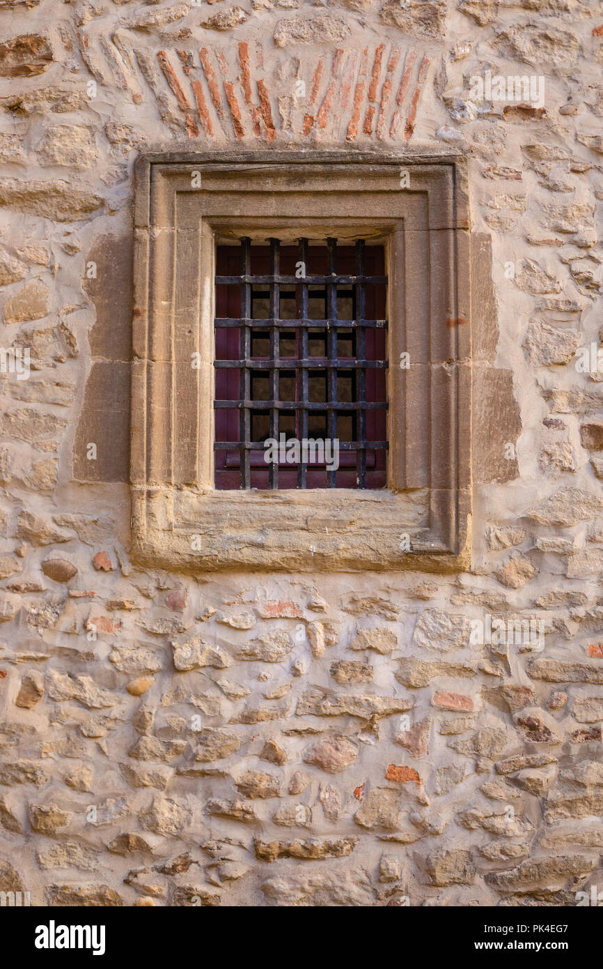 Mit Balken auf einem Stein Wand Fenster, Septeme schloss, Frankreich Stockfoto