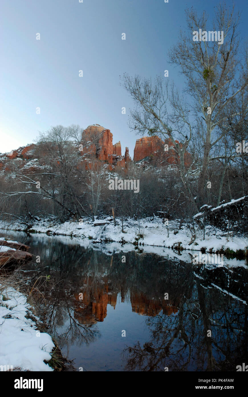 Frischer Schnee bedeckt den Boden in diesem Winter Szene, Cathedral Rock in Oak Creek im Red Rock Crossing, südwestlich von Sedona, Arizona wider. Stockfoto