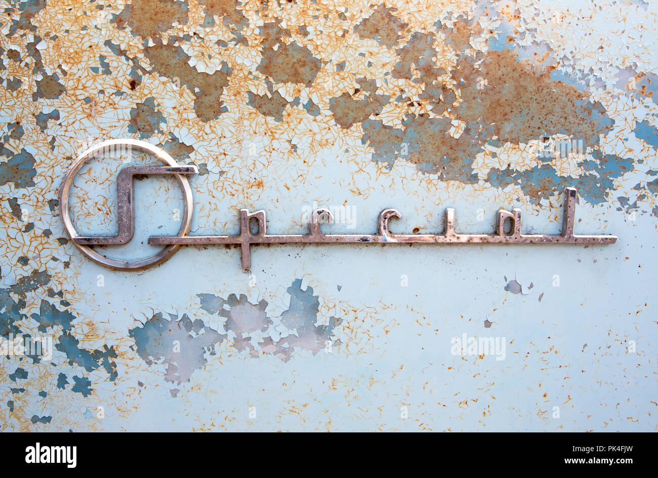 CONCORD, NC (USA) - September 7, 2018: A 1956 Buick Special Typenschild auf der Pennzoil AutoFair Classic Car Show in Charlotte Motor Speedway. Stockfoto